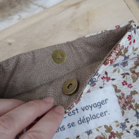 Pochette nomade citation "Lire c'est voyager..."