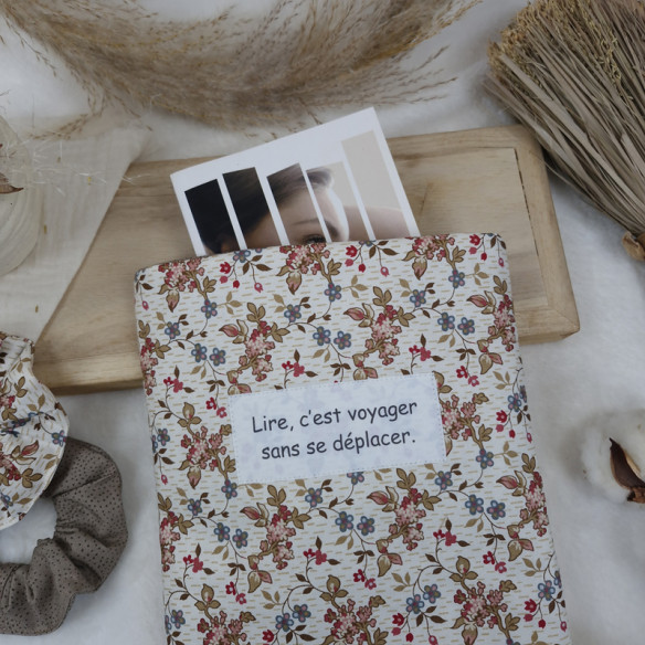 Pochette nomade citation "Lire c'est voyager..."